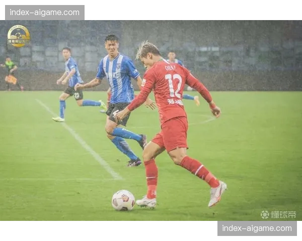 雨战中的温情,武汉三镇小球迷看台高举患病父亲加油横幅